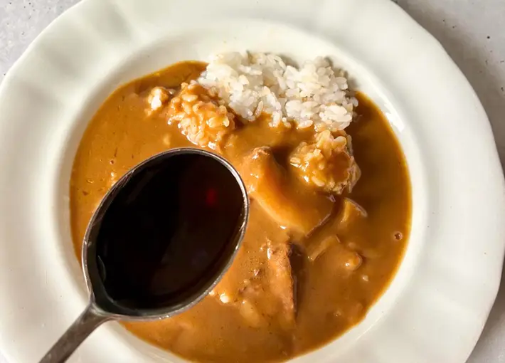 カレーライスに味ぽんをかける画像（撮影：エニママ）