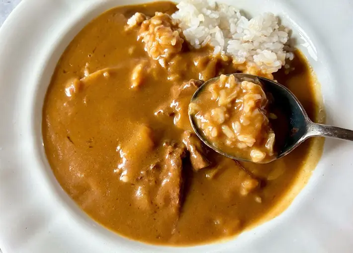 カレーライスをスプーンですくう画像（撮影：エニママ）