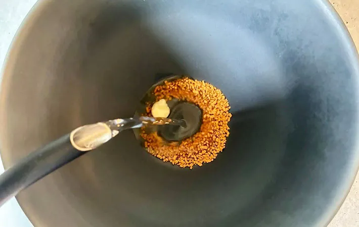 鶏ガラスープとおろしニンニクにお湯を入れて溶かす画像（撮影:エニママ）　
