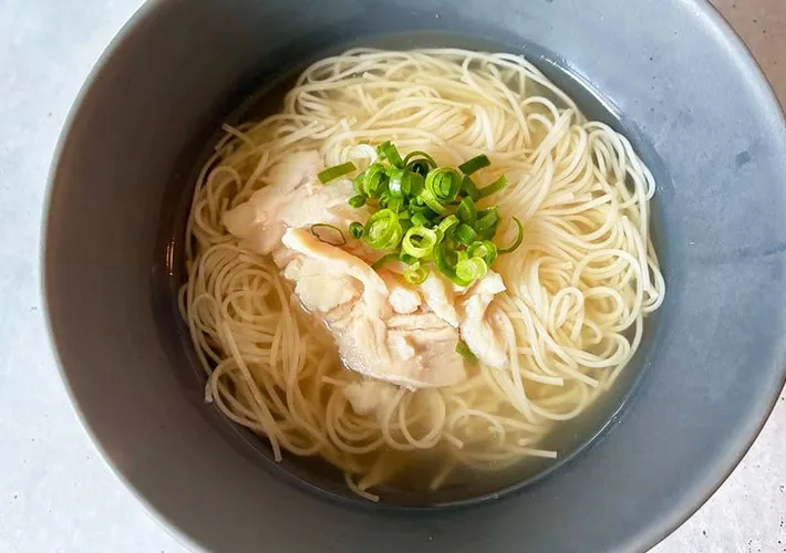 冷やしたスープに、茹で上がったそうめんを盛った画像（撮影:エニママ）　