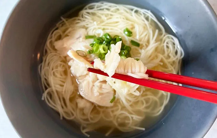 箸でそうめんを持ち上げる画像（撮影:エニママ）　