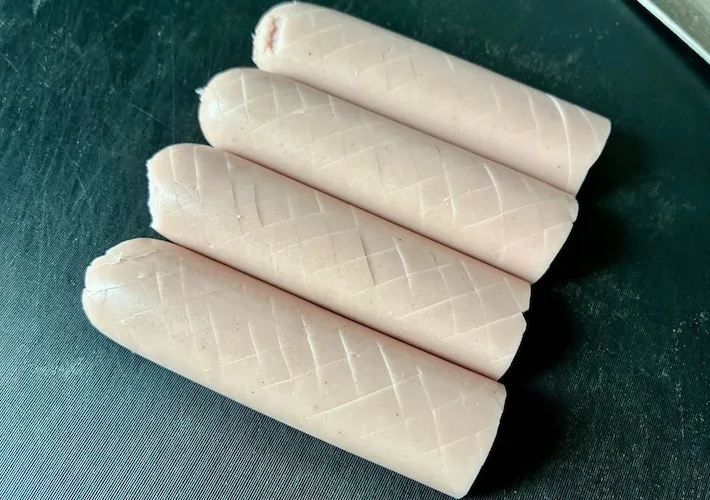 切れ込みを入れた魚肉ソーセージの画像（撮影：エニママ）