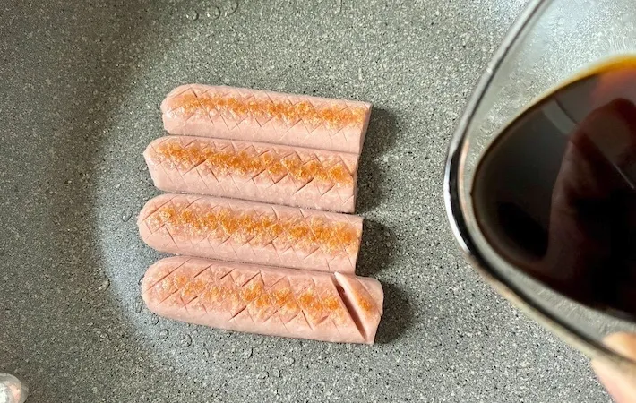 魚肉ソーセージを焼く画像（撮影：エニママ）
