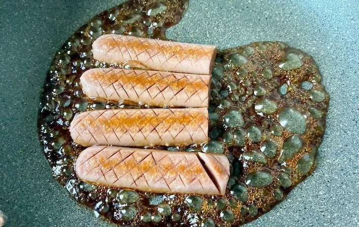 フライパンにたれを入れた画像（撮影：エニママ）