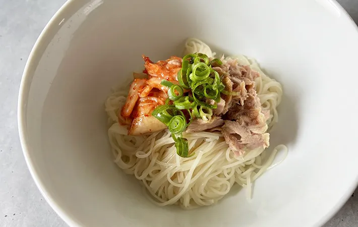 ツナとキムチのそうめん丼の完成画像（撮影：エニママ）