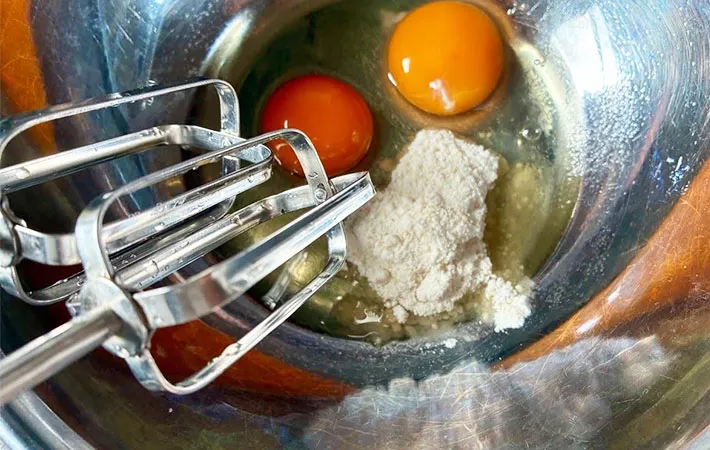 卵と砂糖をハンドミキサーで泡立てているところの画像（撮影:エニママ）
