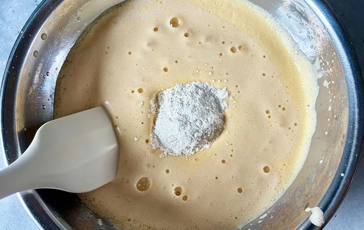 ボウルにホットケーキミックスを入れた画像（撮影:エニママ）