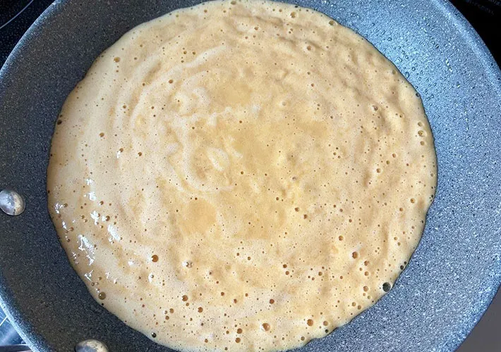 フライパンに生地を流し入れた画像（撮影:エニママ）