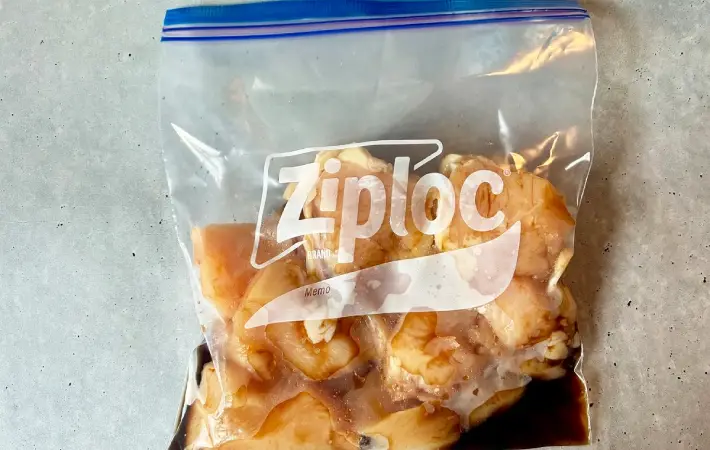 保存袋で鶏むねを調味料に漬け込んでいる画像（撮影：エニママ）