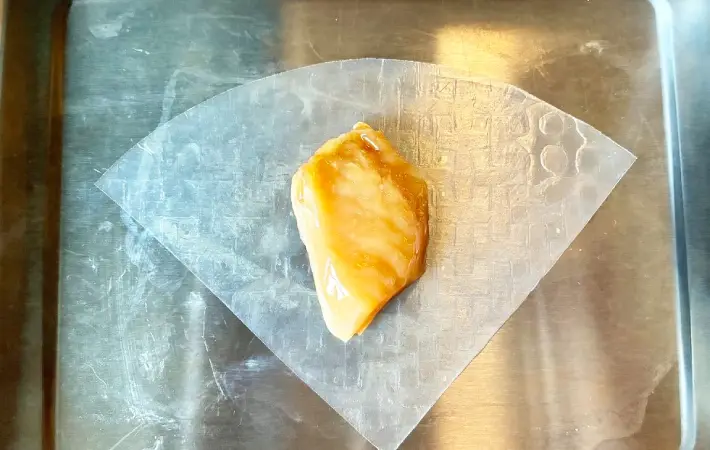 ライスペーパーの上に鶏むね肉を置いた画像（撮影：エニママ）