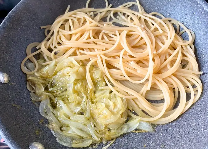 フライパンにパスタを入れた画像（撮影：エニママ）