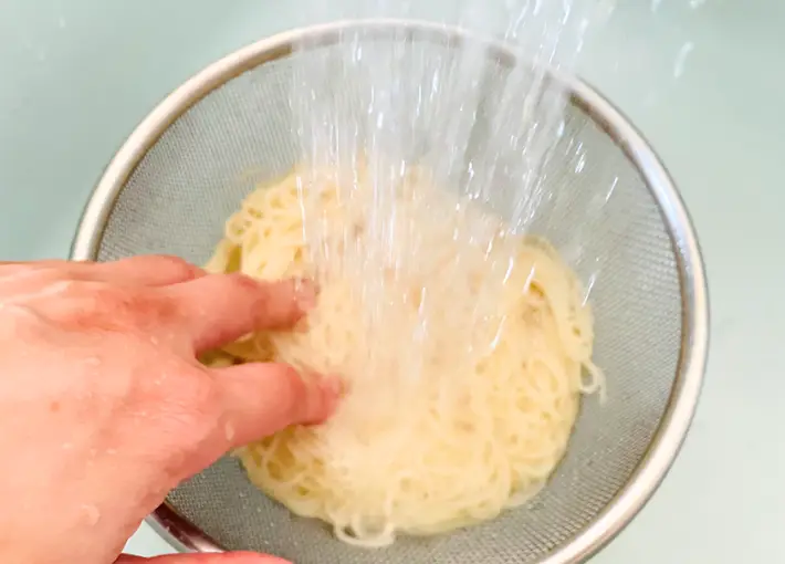 そうめんを冷水で冷やしている画像（撮影：エニママ）