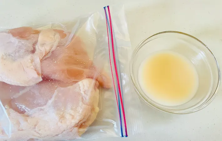 甘酒とジッパー付きの袋に入れた鶏むね肉の画像（撮影：エニママ）