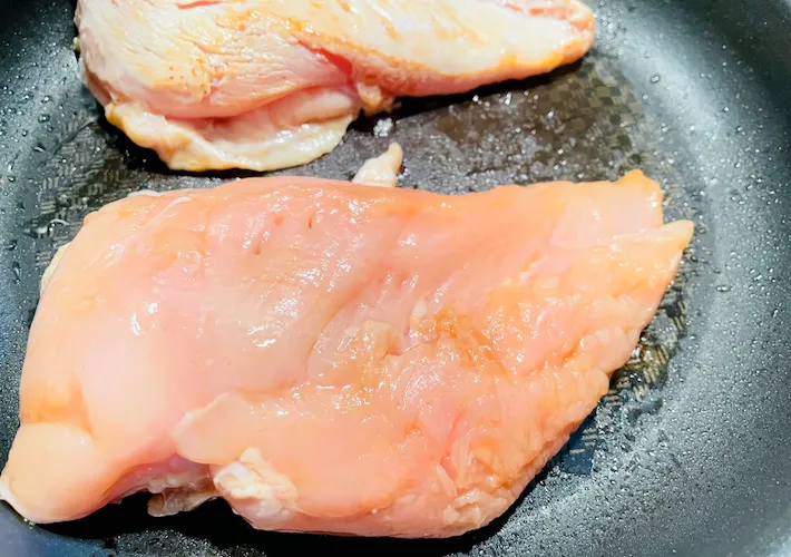 鶏むね肉を皮目から焼いている画像（撮影：エニママ）