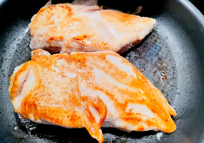 鶏むね肉を裏返して焼いている画像（撮影：エニママ）