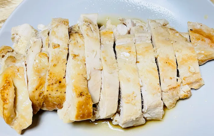 器に盛りつけた鶏むね肉の画像（撮影：エニママ）