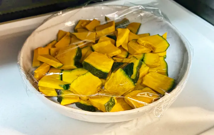 切ったかぼちゃを電子レンジで加熱している画像（撮影：エニママ）
