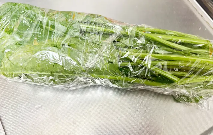 ほうれん草をラップで包んだ画像（撮影：エニママ）