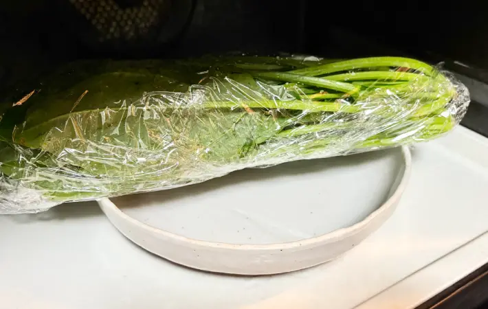 ほうれん草をレンジで加熱している画像（撮影：エニママ）