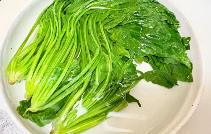 ほうれん草を水にさらしている画像（撮影：エニママ）