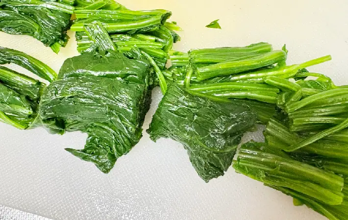 水気を絞って4cm幅に切ったほうれんそうの画像（撮影：エニママ）