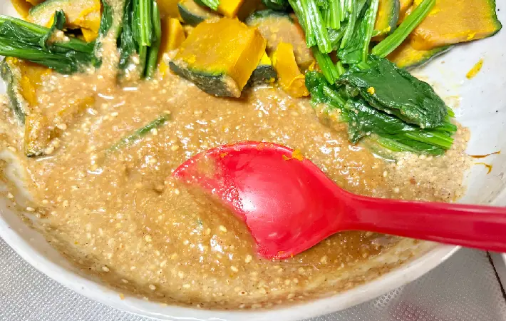 調味料を混ぜている画像（撮影：エニママ）