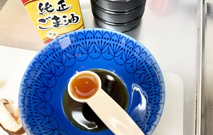 調味料を合わせている画像（撮影：エニママ）