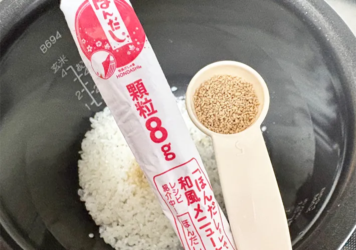 炊飯器に調味料を入れている画像（撮影：エニママ）