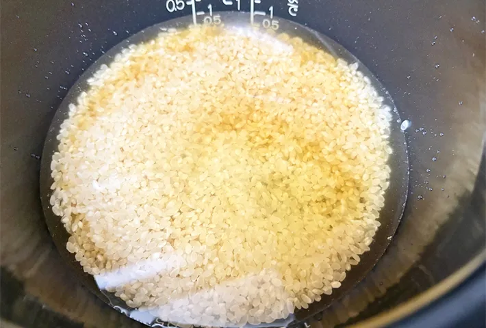 米と調味料を混ぜた画像（撮影：エニママ）
