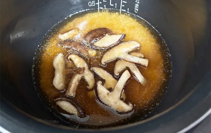 味付けしたしいたけを炊飯器に入れた画像（撮影：エニママ）