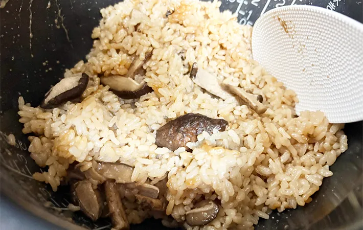 炊きあがったしいたけご飯を混ぜている画像（撮影：エニママ）