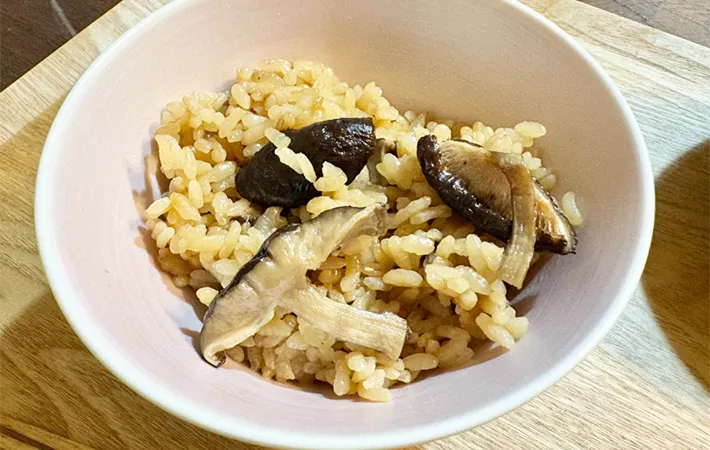 茶碗に盛り付けたしいたけご飯の画像（撮影：エニママ）