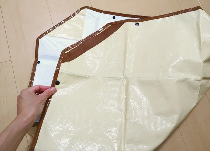持ち手の両脇にあるスナップボタンをとめる画像（撮影：エニママ）
