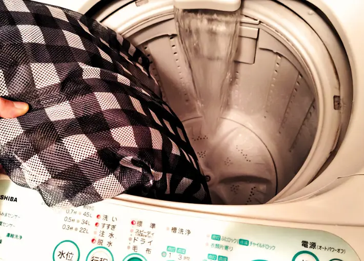洗濯機に入れている画像（撮影：エニママ）