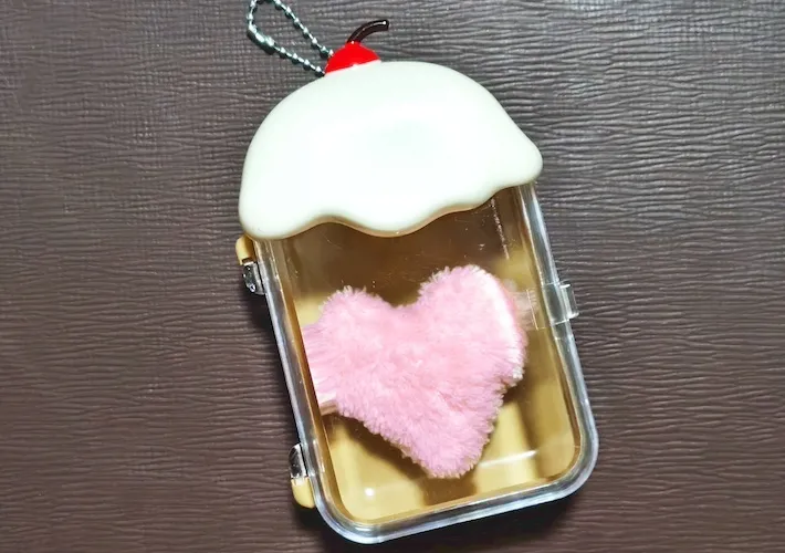 『ケースキーホルダー（フロート）』にハートのぬいぐるみを入れた画像（撮影：エニママ）