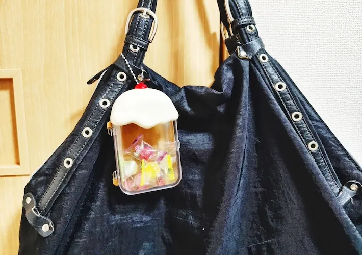『ケースキーホルダー（フロート）』にキャンディーを入れてバッグに付けた画像（撮影：エニママ）
