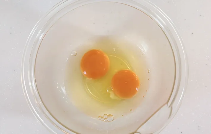 卵をボウルに割り入れた画像（撮影：エニママ）