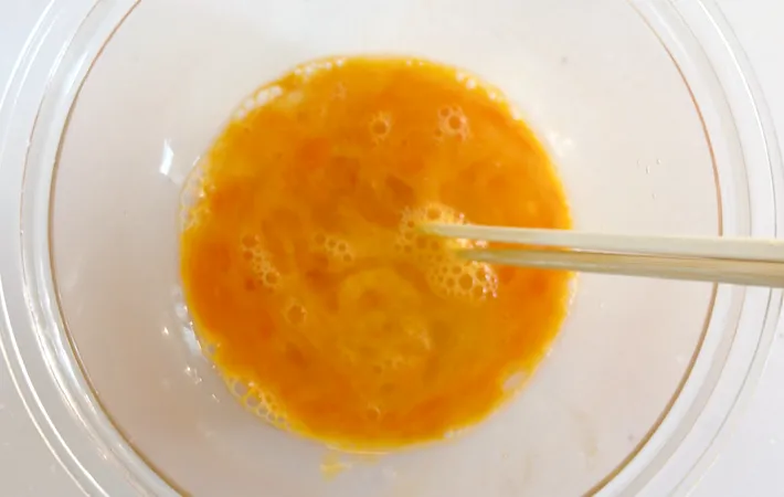 卵液を混ぜている画像（撮影：エニママ）