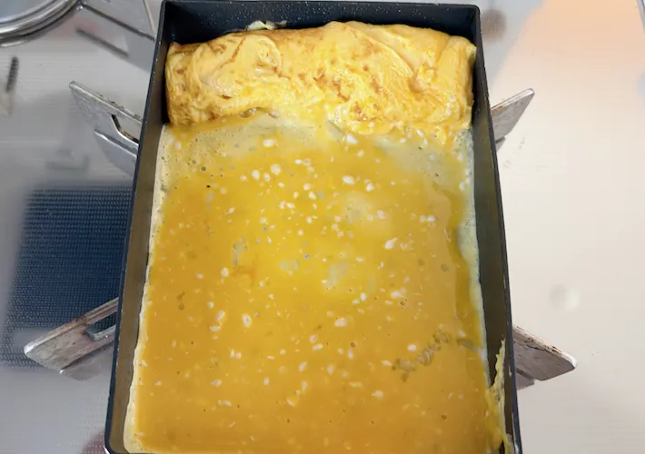 玉子焼き器で焼いている画像（撮影：エニママ）
