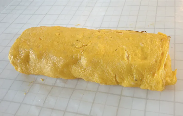 出来上がった玉子焼きをフライパンから出した画像（撮影：エニママ）