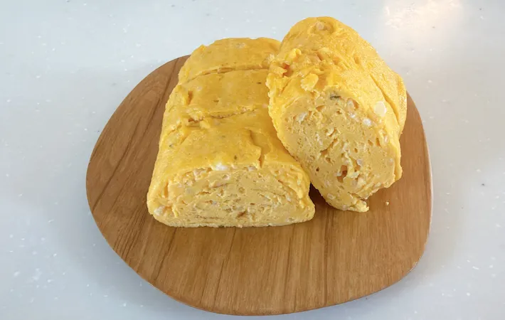カットして器に盛りつけた玉子焼きの画像（撮影：エニママ）