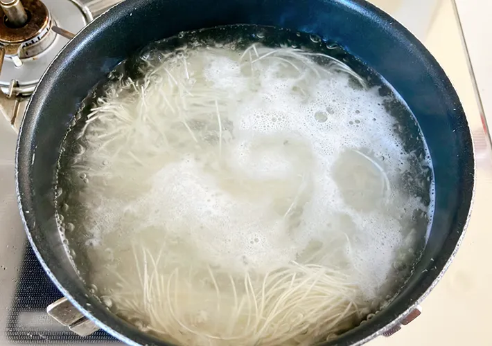 そうめんを茹でている画像（撮影:エニママ）