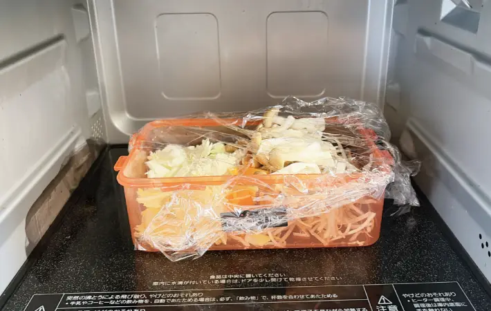 耐熱容器をレンジに入れた画像（撮影：エニママ）