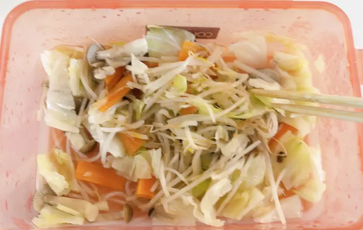 加熱した野菜を混ぜている画像（撮影：エニママ）