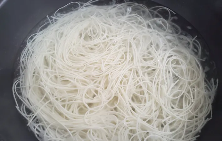 そうめんをゆでているところの画像（撮影：エニママ）