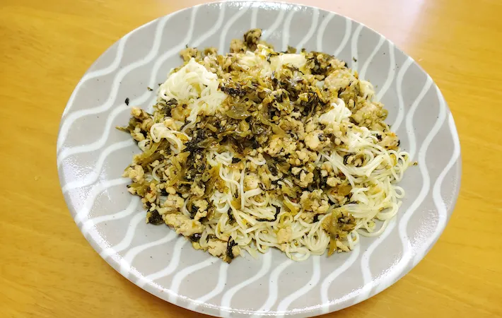 器に盛りつけた「高菜とひき肉のピリ辛そうめん」の画像（撮影：エニママ）