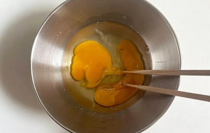 卵をボウルで混ぜているところの画像（撮影:エニママ）　
