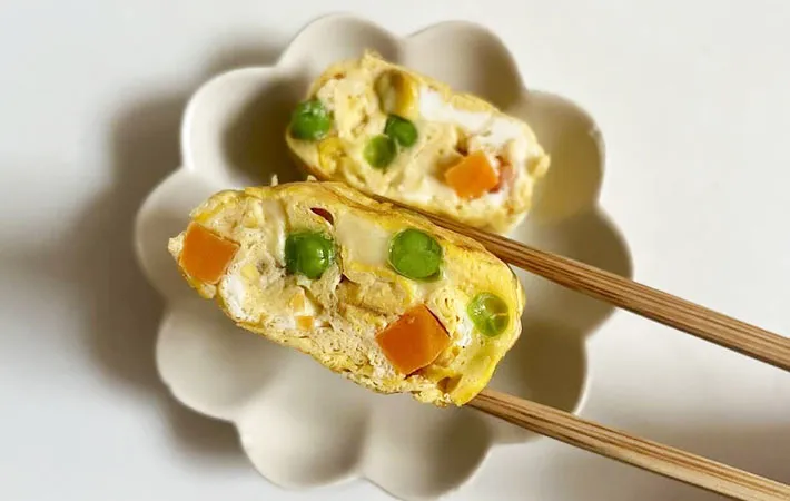 玉子焼きを箸で持ち上げた画像（撮影:エニママ）　