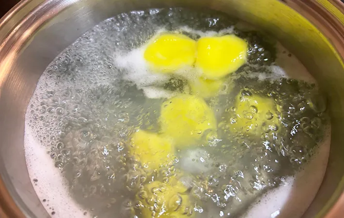 白玉を茹でている画像（撮影：エニママ）
