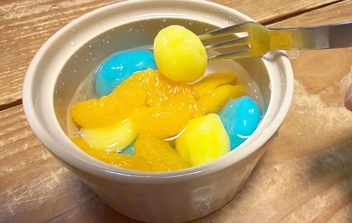 黄色の白玉を持ち上げている画像（撮影：エニママ）